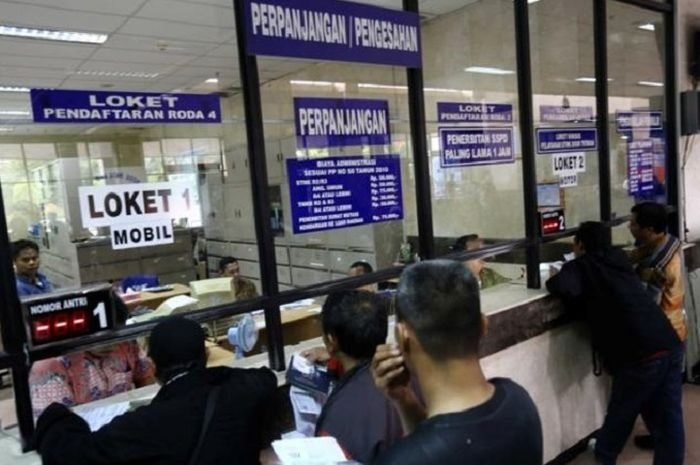 Ilustrasi bayar pajak kendaraan. Update 7 provinsi gelar pemutihan pajak sampai bebas bea balik nama.