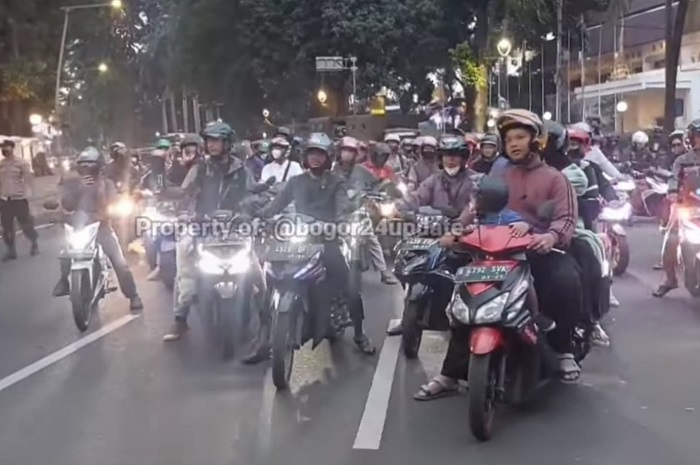 Video rombongan pemotor kesal gara-gara jalan ditutup sampai paksa terobos demo mahasiswa di Kota Bogor.