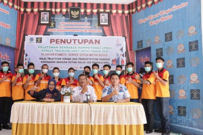 Warga binaan pemasyarakatan alias narapidana Lembaga Pemasyarakatan (Lapas) di Pangkep, Sulawesi Selatan dilatih servis motor injeksi.