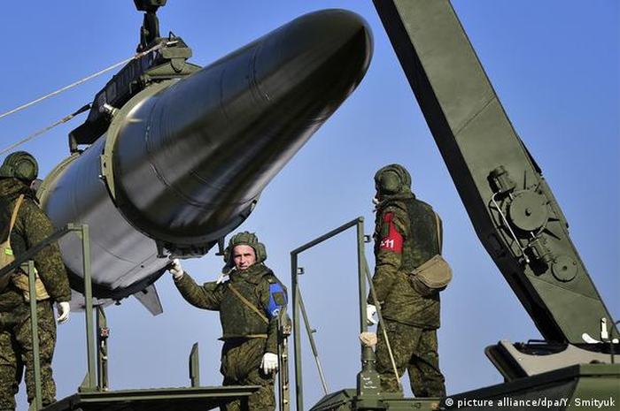 Tentara Rusia memuat rudal hipersonic Iskander-M 