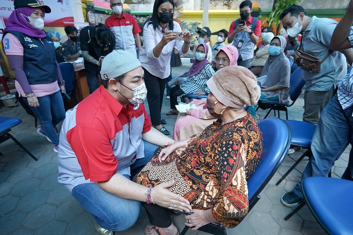 Ivan Gunawan sudah pamer foto bareng peserta vaksi booster. Ini alasan polisi maklumi sang desainer tak bis akembalikan Rp 168 juta.