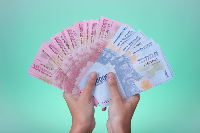 Ilustrasi uang dan daftar pinjol legal berizin dan terdaftar OJK Juli 2022.