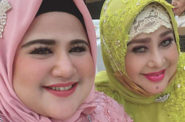 Dhawiya Zaida (kiri) dan Elvy Sukaesih (kanan)