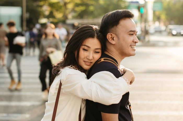 Istri dari artis Ruben Onsu, Sarwendah mengalami kecelakaan ditabrak oleh pemotor, eh malah dimaki-maki oleh penabraknya.