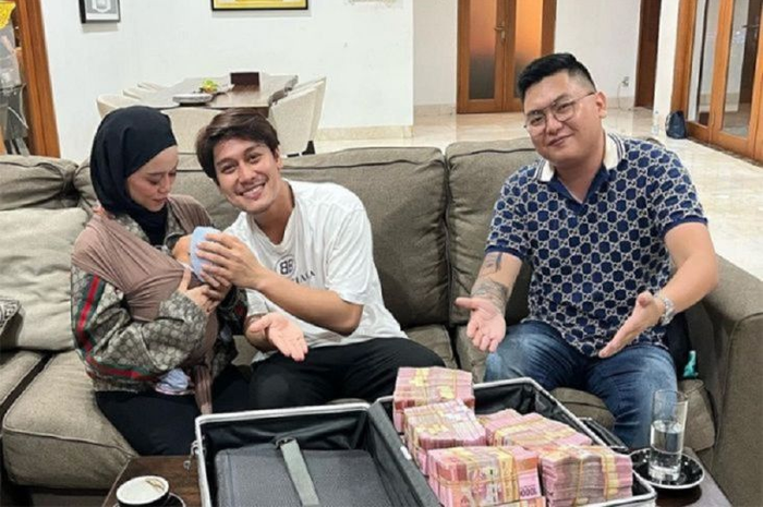 Bos DNA Pro Stevan Richard saat memberikan uang sekoper ke Rizky Billar dan Lesti Kejora