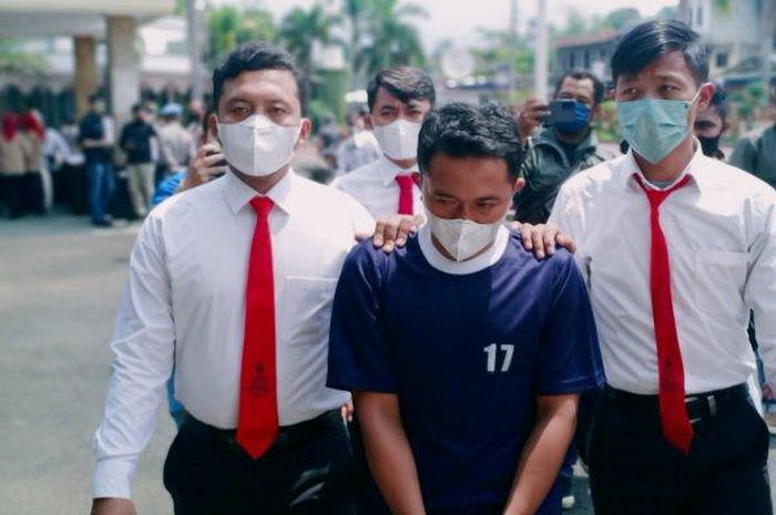 SS (39), guru agama yang melakukan pencabulan terhadap 12 murid laki-lakinya.