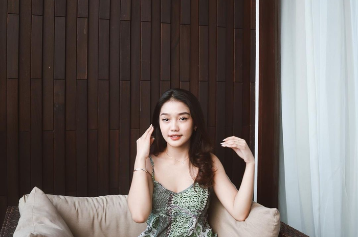 Chandrika Chika terseret kasus pengeroyokan Putra Siregar. Istri bos PS Store membantah suaminya mengeroyok gegara membela wanita. 