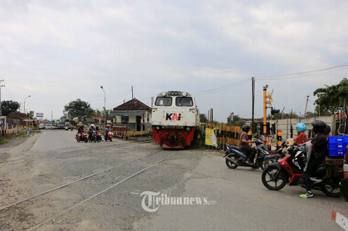 Pemotor wajib waspada, ada puluhan perlintasan kereta api tanpa palang pintu rawan kecelakaan saat mudik lebaran.