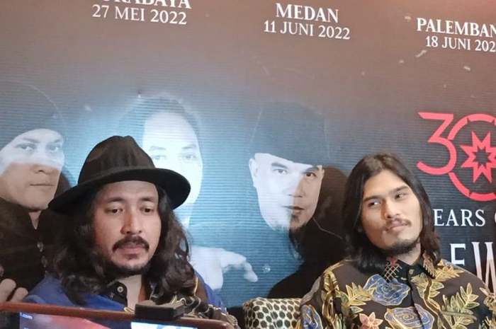 Dua vokalis featuring Dewa 19, Ello (kiri) dan Virzha
