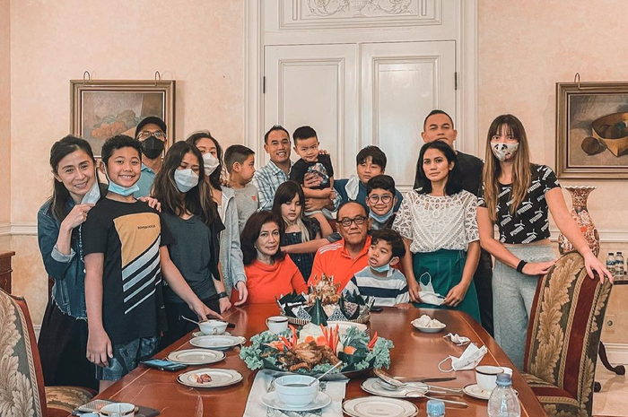 Nia Ramadhani sudah bebas sejak sebelum puasa membuat netizen terkejut. Istri Ardi Bakrie ternyata sengaja belum unggah foto di Instagram.