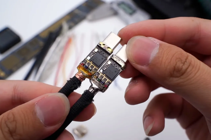 Teardown kabel Thunderbolt 4 Pro