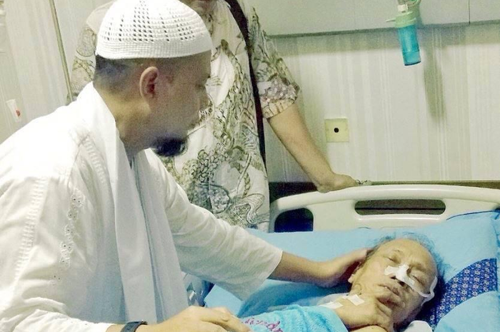 Sahabat Nunung Srimulat, Tessy sempat mendapat nasihat dari Ustaz Arifin Ilham. Tessy pernah menenggak cairan pembersih kamar mandi. 