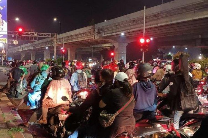 Menjelang lebaran sudah banyak pemudik yang terlihat memadati jalur-jalur mudik khususnya pemudik yang menggunakan sepeda motor. 
