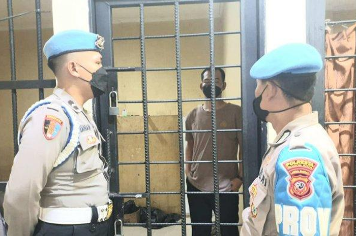Begini tampang oknum Polisi Kota Bogor, Jawa Barat yang menilang seorang pemotor Rp 2,2 juta gara-gara spion.
