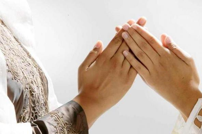 lebaran dengan bersalam-salaman