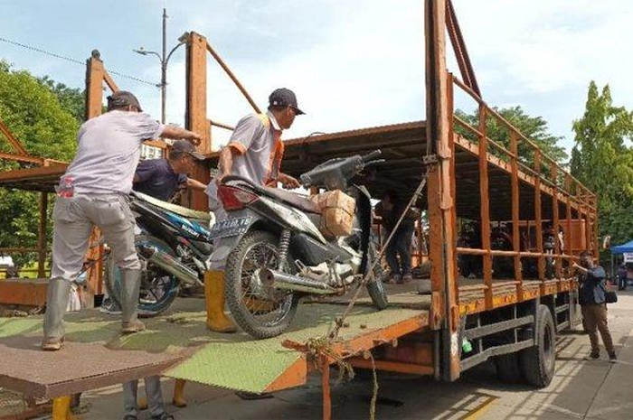  Setelah lolos verifikasi, sebanyak 630 motor milik peserta mudik gratis sudah diangkut dan berangkat dari Terminal Pulogadung.