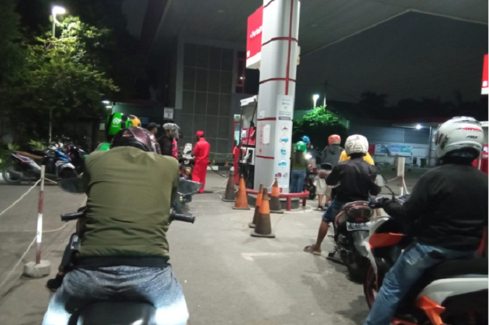 Mulai sekarang isi bensin Pertalite di SPBU pelat nomor motor dicatat.
