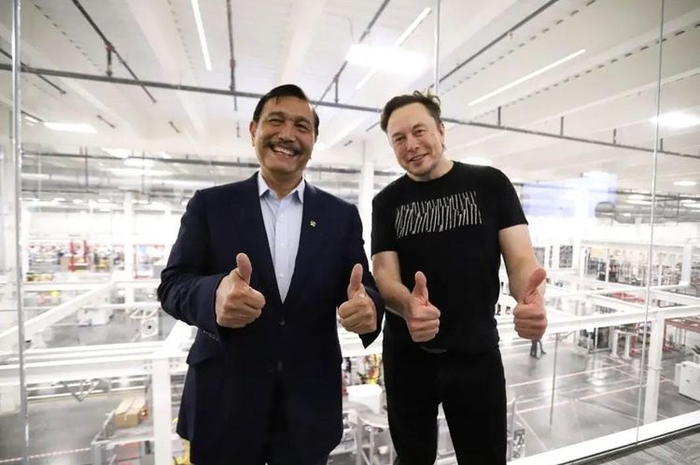 Menko Marves, Luhut Binsar Pandjaitan, bersama CEO Tesla Inc Elon Musk.