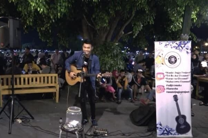 Tri Suaka dan Zinidin Zidan diminta bayarRp  10 miliar gegara cover lagu musisi Minang. Foto keduanya menjadi  pengamen di Jogja jadi sorotan. 