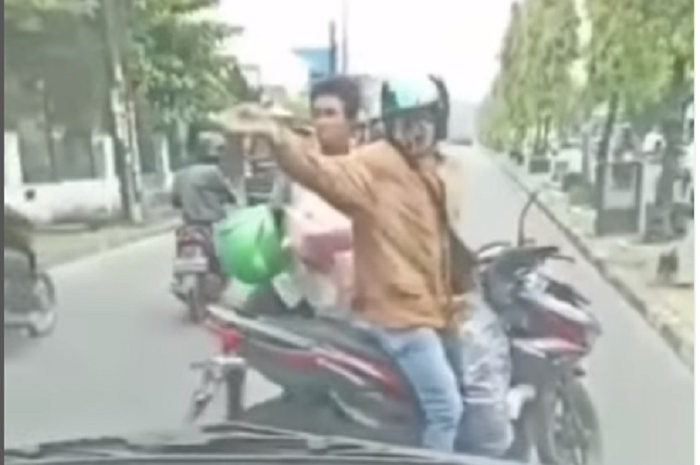Bikin geram, video pemotor Honda Vario menghalang-halangi ambulans yang sedang membawa pasien ibu-ibu korban kecelakaan.