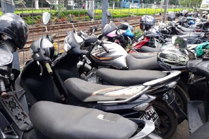 Ilustrasi parkir motor di stasiun. Bikers mudik lebaran naik kereta, segini tarif parkir inap motor di stasiun Gambir dan Stasiun Senen.