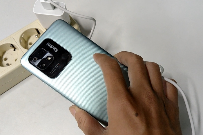 Review baterai Redmi 10C diisi pakai charger 10W yang diberikan Xiaomi di kotak pembelian.