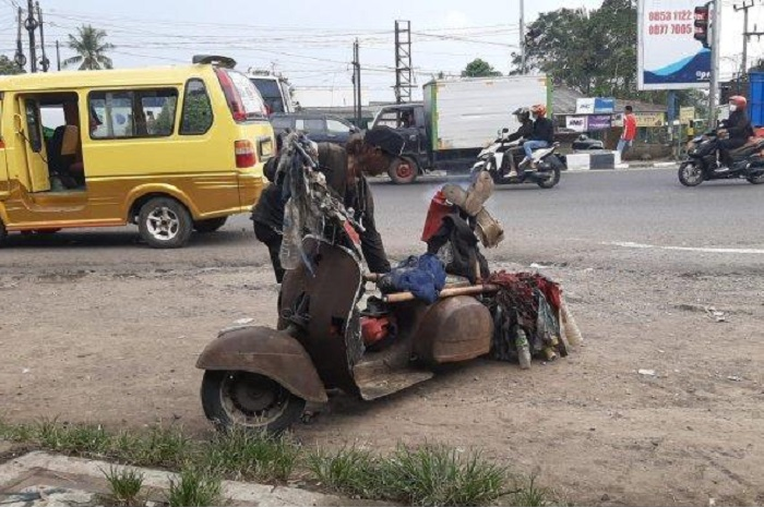 Cerita biker Vespa ekstrem alias Vespa brekele mudik dari Sabang ke Malang, sudah kangen sambal buatan emak.