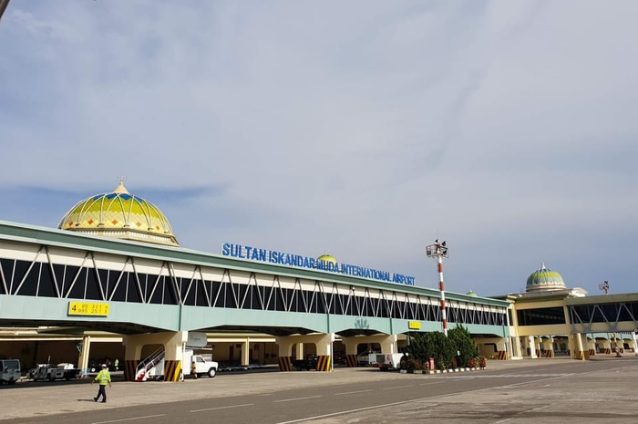 Harga tiket pesawat dari Jakarta ke Aceh Rp 9,6 juta sudah bikin heboh. Ahli membongkar masalah sepele di balik lonjakan drastis itu. 