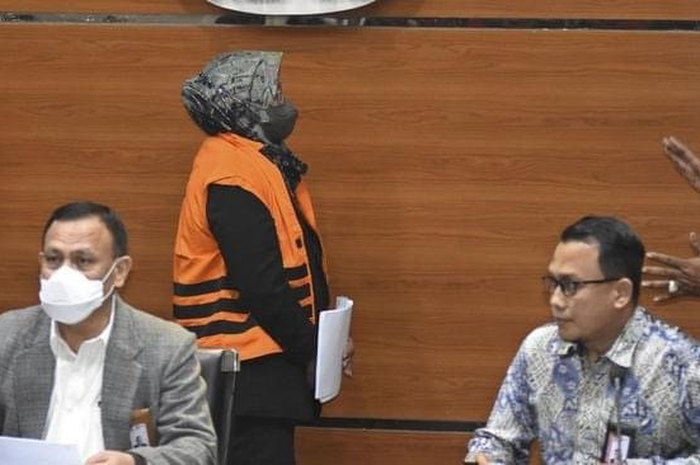 Bupati Bogor Ade Yasin menyalahkan anak buahnya usai ditangkap KPK. Ternyata anak buah Ade Yasin nekat bikin aturan kontroversial. 