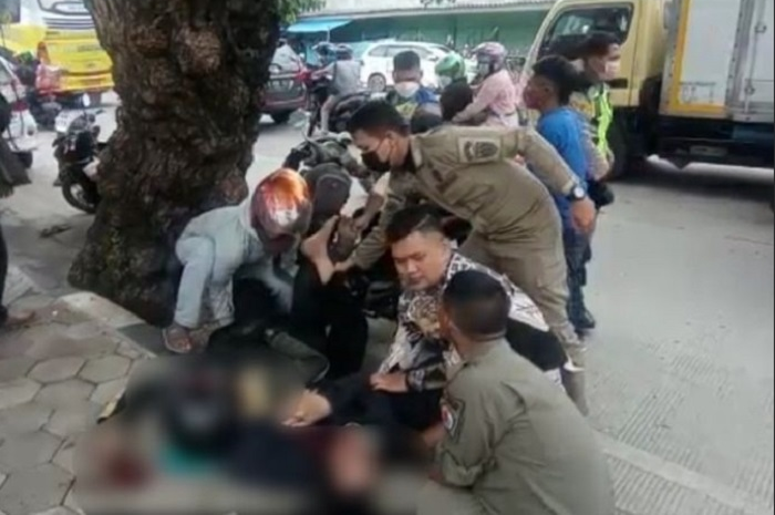 Pemudik terlibat kecelakaan di depan kantor Bupati Brebes, korban kritis.