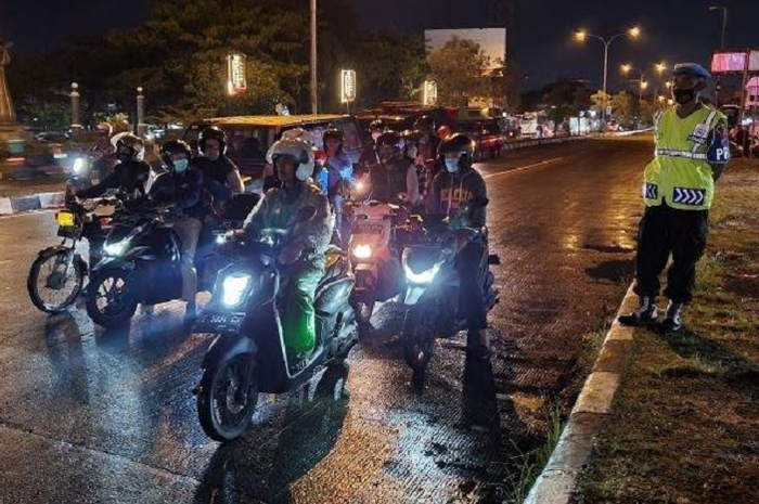Nyetir di malam hari agar tidak ngantuk nenggak minuman energi. Apakah berisiko gagal ginjal?
