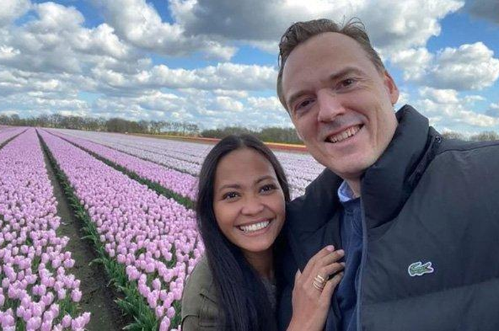 Frank dan Novita pertama kenalan di depan toilet di acara nikahan teman