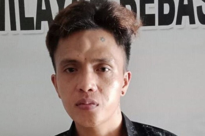 Pria berinisial RK nekat menghabisi seorang waria dengan martil. Bukan cuma itu, pelaku mencabut jantung korban gegara masalah sepele ini. 