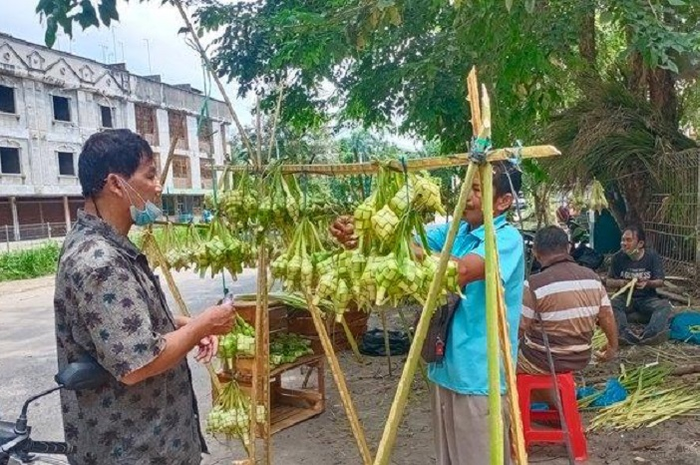 Driver ojol (ojek online) mendadak jadi pedagang ketupat musiman jelang lebaran 2022, raup untung sampai Rp 1 juta sehari.