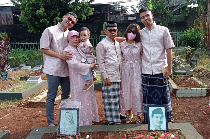 Haji Faisal dan keluarga berziarah ke makam Vanessa Angel dan Bibi Ardiansyah setelah melaksanakan salat Idul Fitri, Senin (2/5/2022).