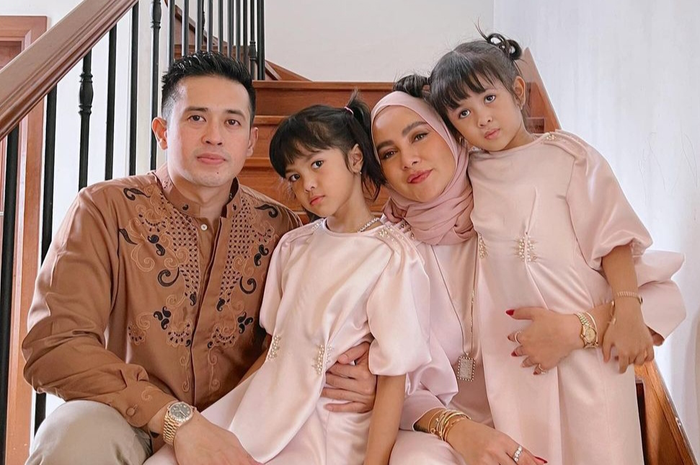 Olla Ramlan dan Aufar Hutapea rayakan Idul Fitri bersama anak-anaknya.