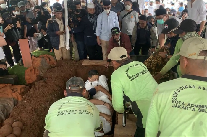Mieke Wijaya meninggal dunia di hari Lebaran 2022. Ibunda Nia Zulkarnaen itu dituntun ucapkan syahadat sebelum menjemput ajalnya.