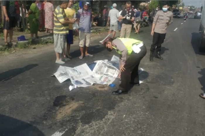 Pemudik asal Kediri, Agus Wahyudi terlanjur diviralkan menabrak ibunya sendiri hingga tewas. Foto pengendara moge pelat B diburu. 
