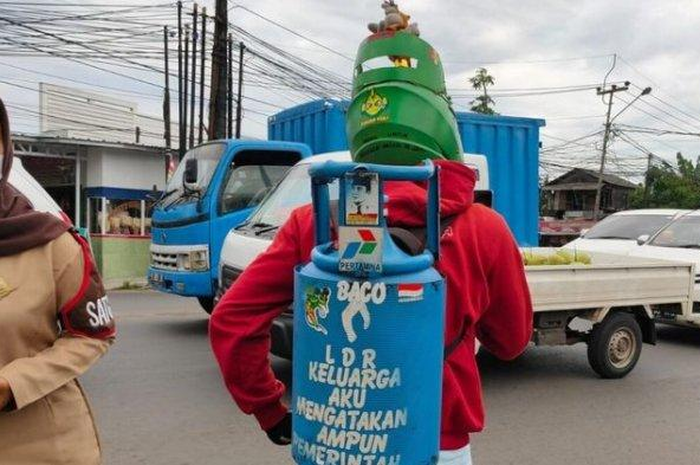 Mudik gendong tabung gas elpiji
