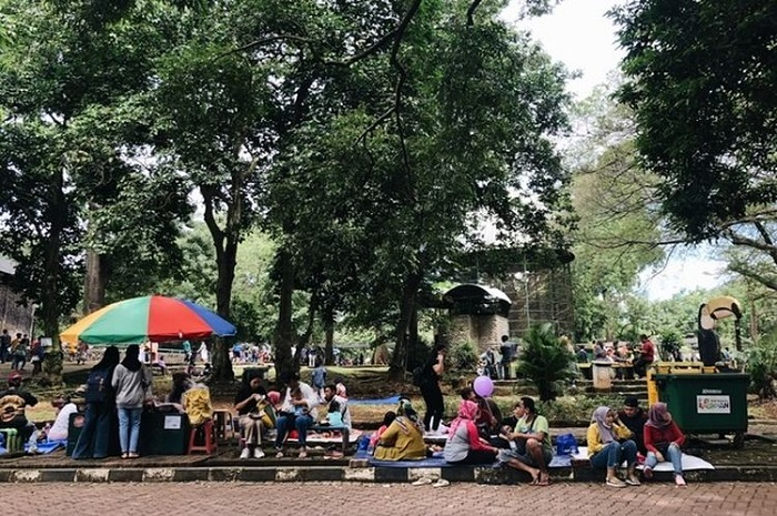 Ilustrasi Taman Margasatwa Ragunan. Pemotor kecewa enggak boleh masuk Kebun Binatang Ragunan, sudah bawa bekal sambil bonceng anak istri dari Cileungsi.