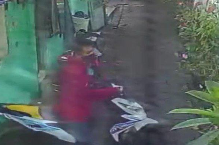 Rekaman CCTV Pencurian Motor OB di Surabaya