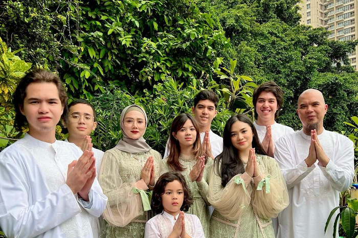 Sikap Ahmad Dhani di Hari Lebaran menjadi sorotan netizen. Pemicunya komentar kekasih Dul Jaelani di foto keluarga Mulan Jameela. 