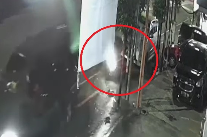 Kecelakaan pemotor dan pemobil disebabkan belok sembarangan