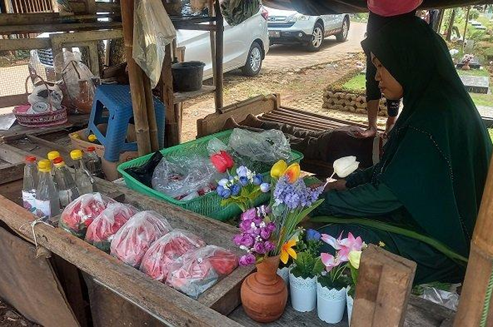 Ida, Pedagang bunga tabur di TPU Pedurenan, Kota Bekasi.