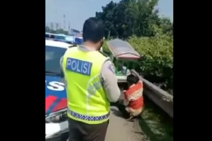 Seorang pedagang bakso menerobos masuk ke jalan tol Karang Tengah, Tangerang.