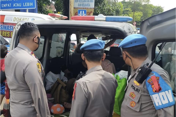 Iptu Danny Arief Sutarman perwira polisi yang sikat ambulans terbos one way di Puncak adalah anak mantan Kapolri. Foto wajahnya disorot.