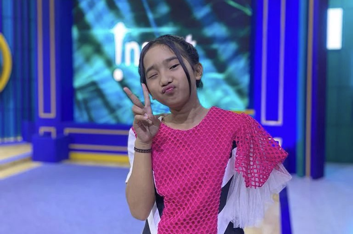 Elin pengamen cantik bikin jatuh hati netizen. Ini jawaban Elin yang bikin bapak-bapak kicep gegara dipaksa jadi anak angkat. 