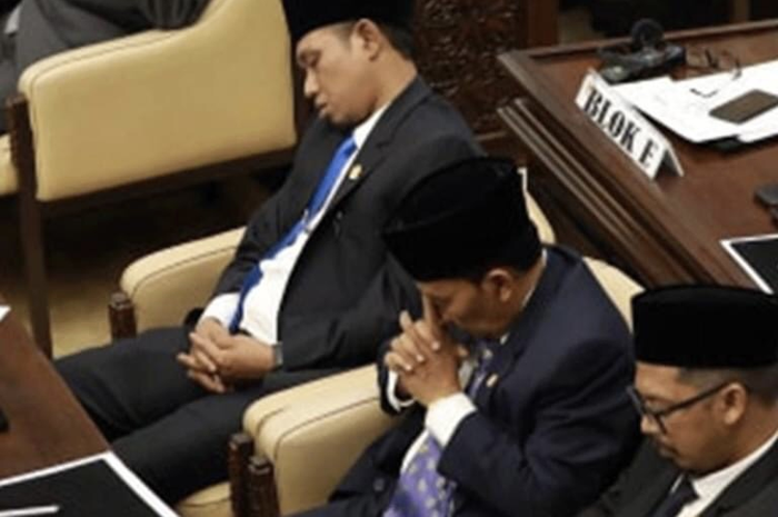 Foto pemilik PT Bertiga Mitra Solusi sebagai pemenang lelang gorden di rumah dinas anggota DPR dicari-cari. Begini profil perusahaan ini. 