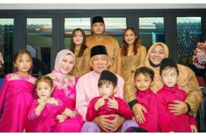 Zizie Isette bersama keluarga besar suami dan istri pertama 