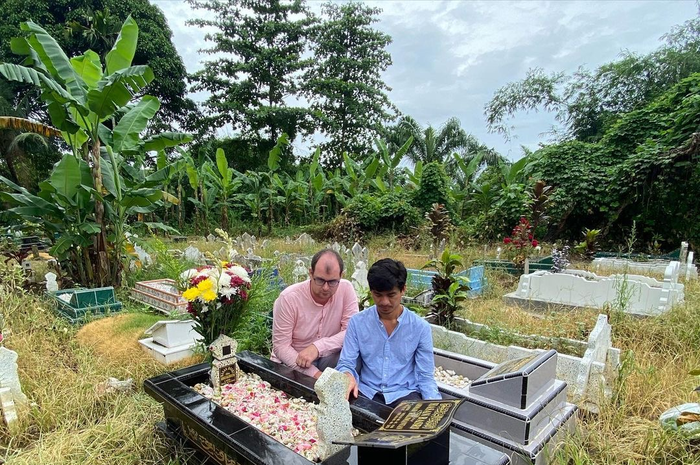 Ragil Mahardika pria gay yang tinggal Jerman bikin Deddy Corbuzier dihujat. Ragil ternyata masih tetap peluk agama ini. Fotonya jadi bukti.
